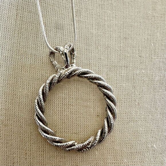Silver tone open circle vintage pendant necklace - Picture 3 of 8